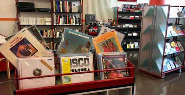 Vinyles à la bibliothèque Goutte d'Or